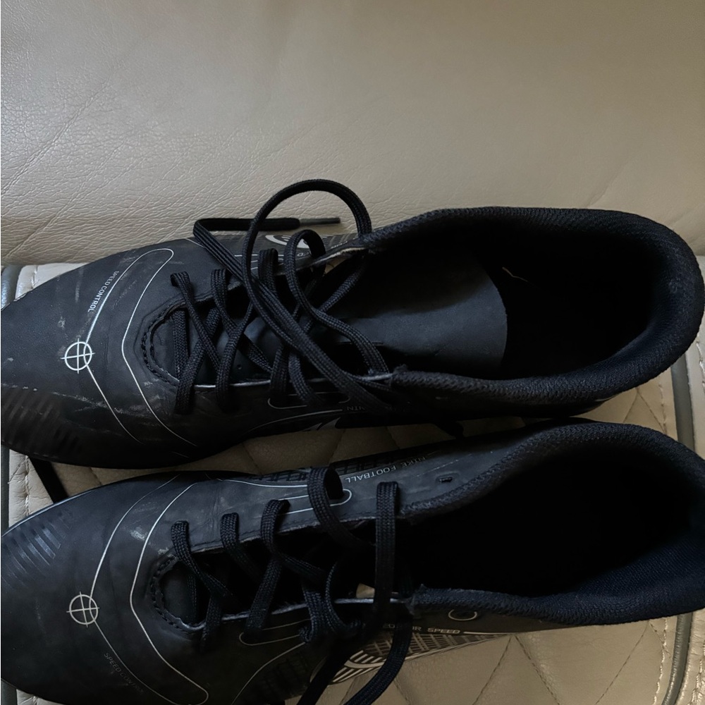 Mens size 8 Soccer Cleats